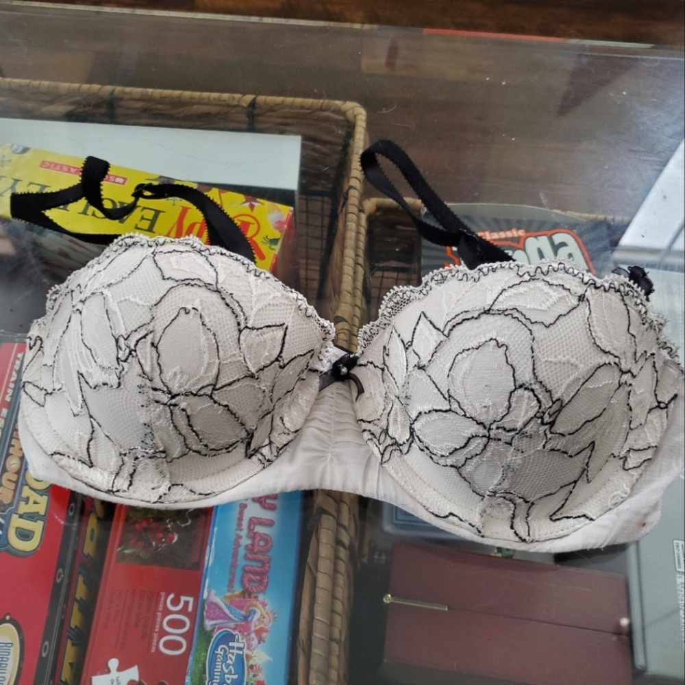32B VS bra